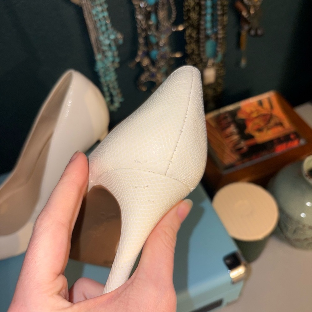 Jessica Simpson White Pointed-Toe Stiletto Pumps - Picture 2 of 3